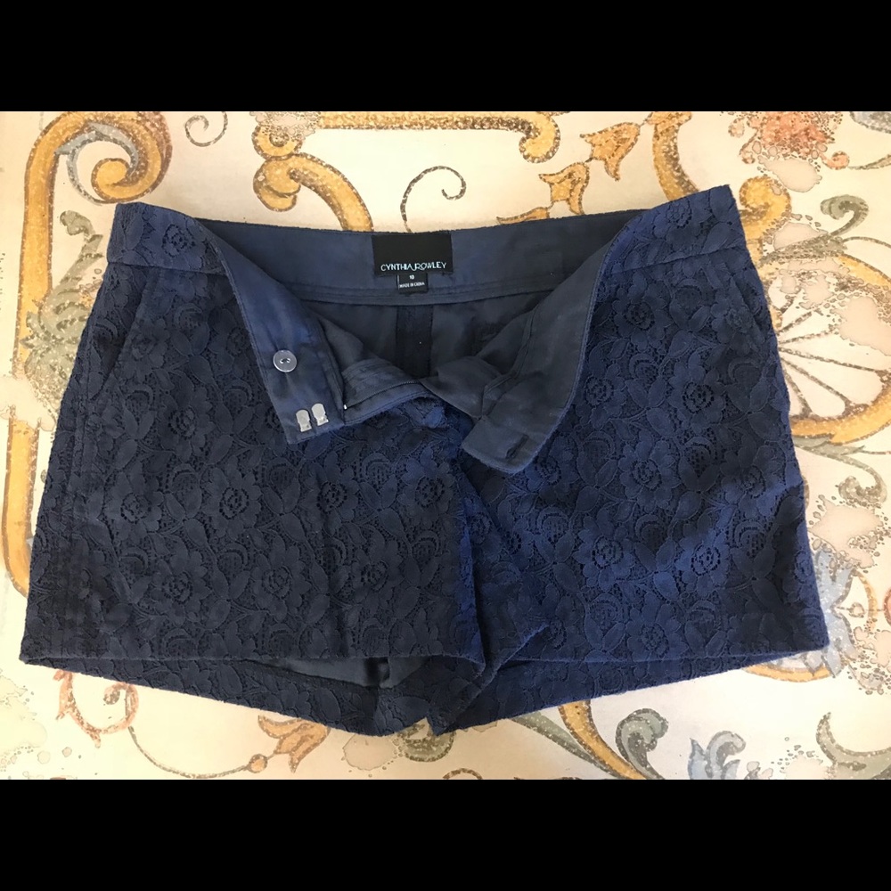 🌸Beautiful navy lace shorts.
